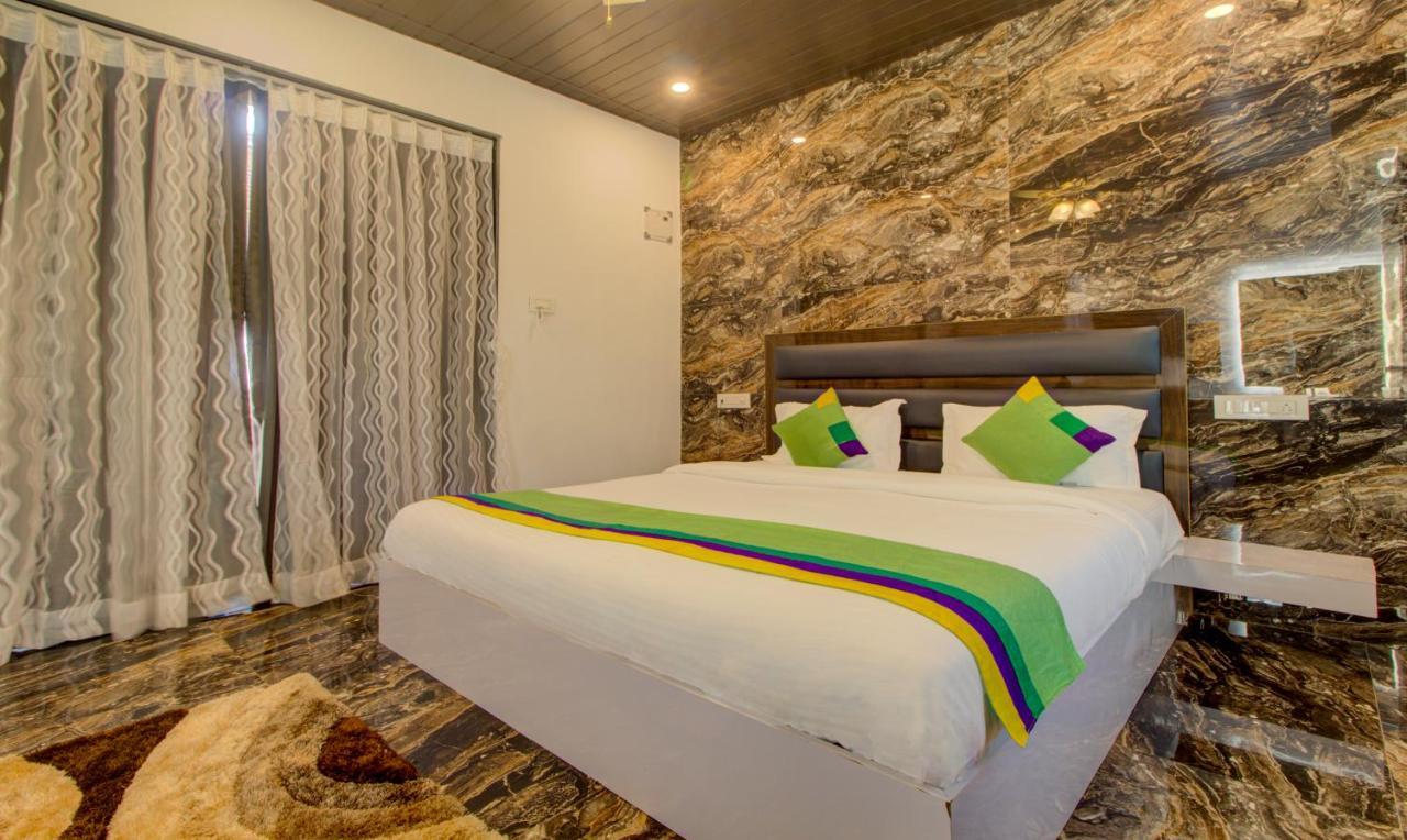 Treebo Code Red Hotel Morjim Exterior photo